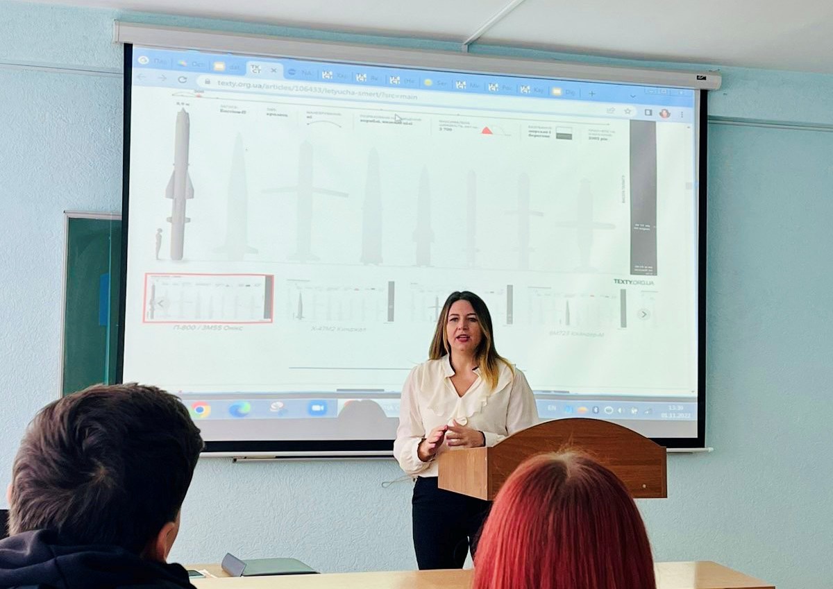 Кандидат філологічних наук, доцент кафедри журналістики Олеся Мединська веде лекцію